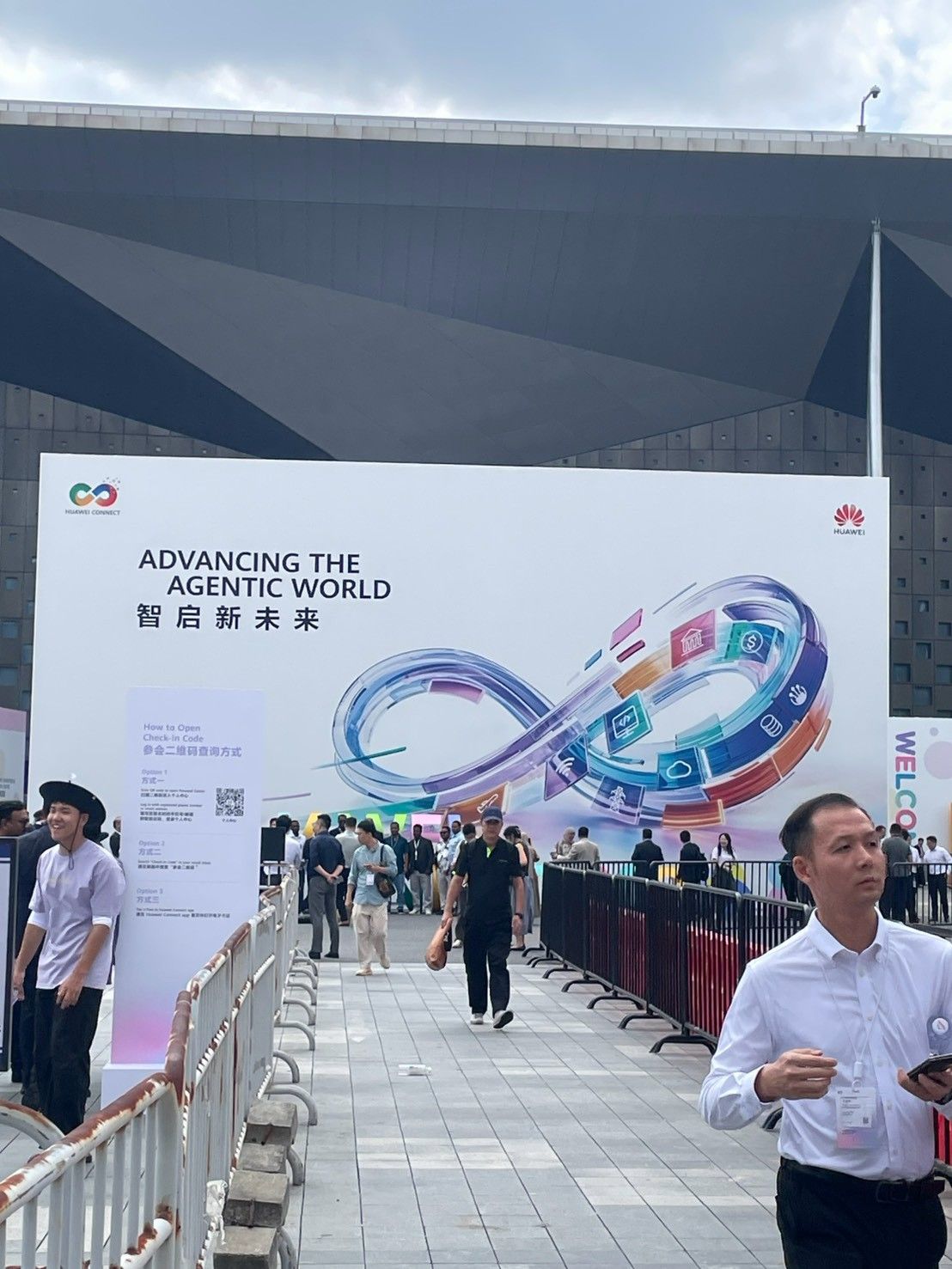 HUAWEI CONNECT 2026 会場入口。ADVANCING THE AGENTIC WORLD のキービジュアル