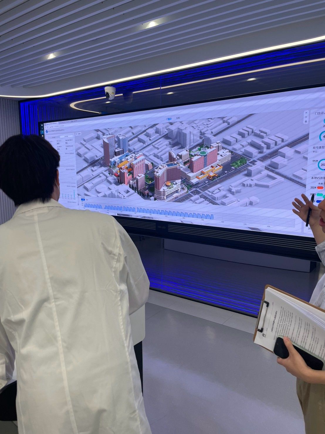 復旦大学附属中山医院のスマート運営センター。大型スクリーンに病院全体の3Dデジタルツインと運営指標