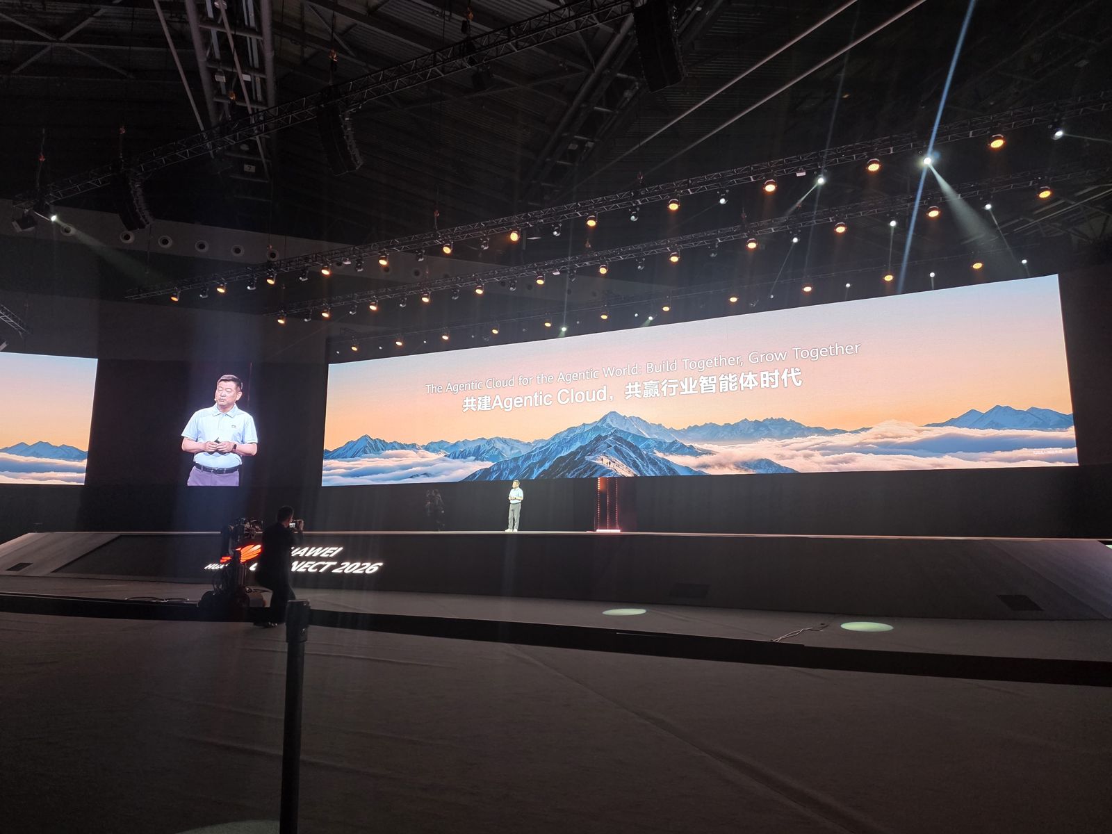 華為雲CEO 周跃峰氏のキーノート。スクリーンに雲海と山、共建Agentic Cloudのメッセージ
