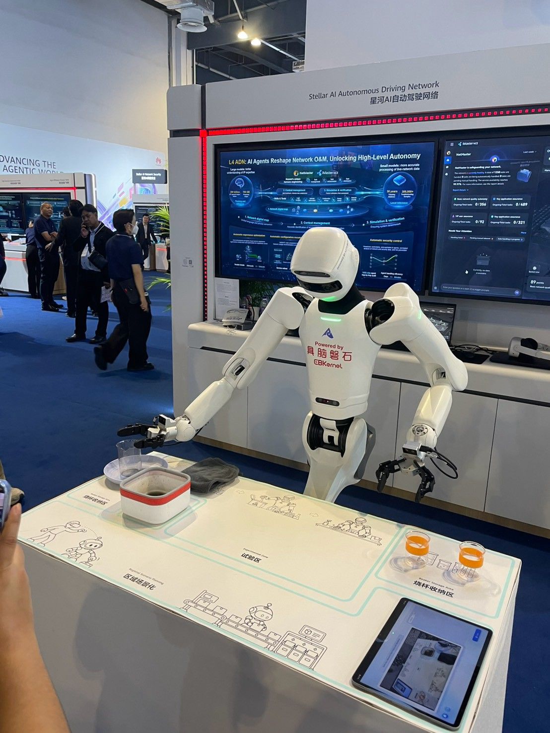 展示会場のヒューマノイドロボットのデモ