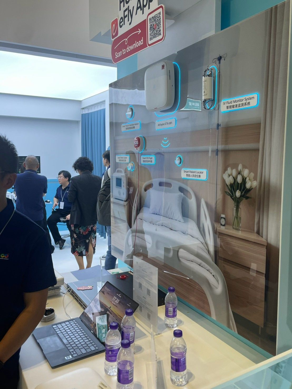 スマート病棟の展示パネル。壁掛けのWi-Fiアクセスポイントと点滴監視システム